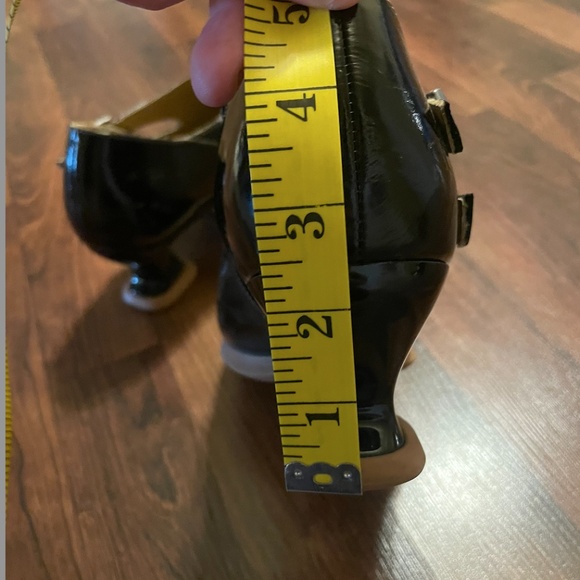 Elegant Black, Patent Leather Fluevog Heels - Picture 13 of 16